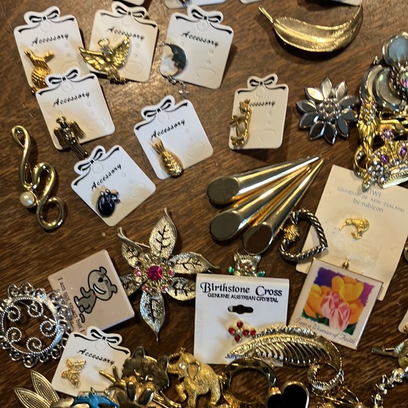 Big lot of 92 assorted vintage estate sale pins, I am selling all my jewelry! - Picture 7 of 10